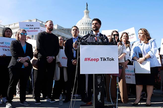 3월12일 미국 ‘틱톡 금지법’에 반대하는 의원과 지지자들이 집회를 벌이고 있다.ⓒAFP PHOTO