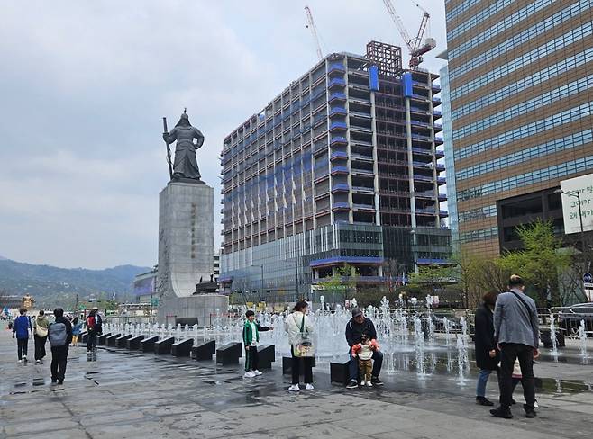제22대 국회의원 선거일인 10일 오전 서울 광화문광장에서 가족들이 시간을 보내고 있다. ⓒ시사저널 변문우
