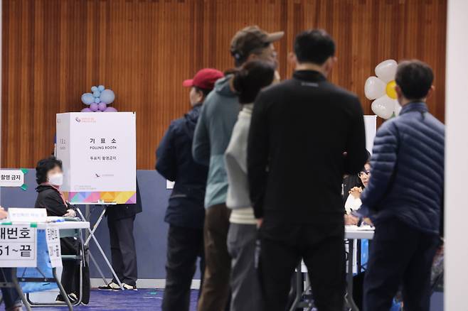제22대 국회의원선거 투표일인 10일 오전 서울 송파구 잠전초등학교에 설치된 잠실본동 제4,5,6투표소에서 유권자들이 투표를 위해 줄지어 서 있다. ⓒ연합뉴스
