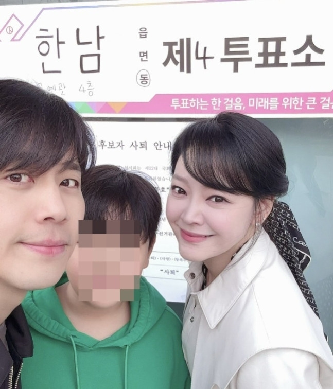 뮤지컬 배우 손준호(왼쪽), 김소현(오른쪽) 부부의 22대 총선 투표 인증사진. 사진 김소현 SNS 캡쳐