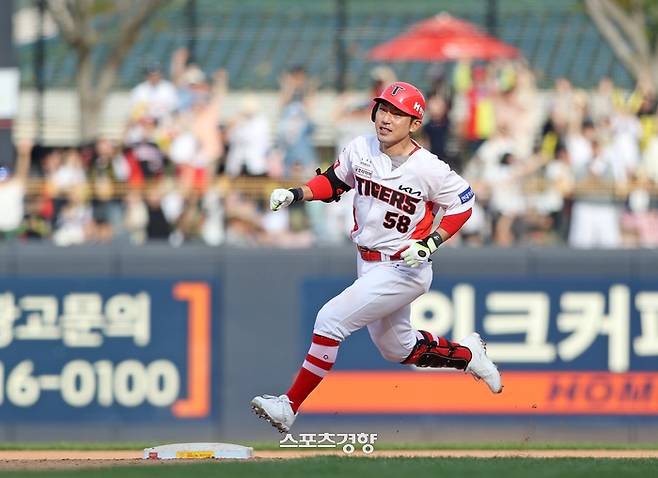 KIA 서건창이 10일 광주 LG전에서 8회말 동점 2루타를 때린 뒤 기쁜 표정으로 베이스러닝 하고 있다. KIA 타이거즈 제공