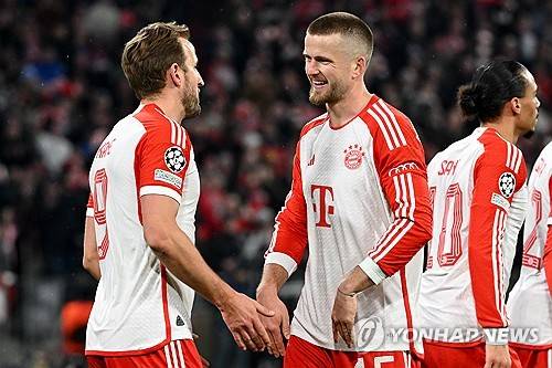 토트넘 홋스퍼에서 쫓겨나 바이에른 뮌헨에 자리를 잡은 에릭 다이어가 느닷없이 안지 포스테코글루 감독을 저격했다. 영국 데일리메일에 따르면 다이어는 9일 자국 레전드 개리 네빌과의 인터뷰에서 포스테코글루가 훈련 중 어떠한 전술적 작업도 하지 않는다고 비판했다. 반면, 지난해 3월 많은 비판 속에 지휘봉을 내려놨던 안토니오 콘테 전 감독에 대해서는 호평을 남겼다. 연합뉴스