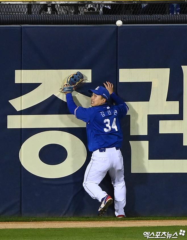 김헌곤은 10일 사직구장에서 열린 '2024 신한 SOL Bank KBO 리그' 롯데 자이언츠와 주중 3연전 2차전에서 2번타자 우익수로 선발 출전했다. 경기 초반 기록되지 않는 실책을 저지르며 상대 추가점의 빌미를 제공했다. 엑스포츠뉴스 DB