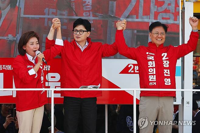 지원유세 나선 한동훈 비대위원장 (서울=연합뉴스) 한종찬 기자 = 국민의힘 한동훈 비상대책위원장 겸 총괄 선거대책위원장이 9일 서울 동작구 중앙대병원 앞에서 나경원, 장진영 후보의 지지를 호소하고 있다. 2024.4.9 saba@yna.co.kr