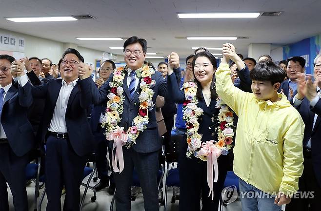 더불어민주당 광주 북구갑 정준호 '당선' 환호 (광주=연합뉴스) 더불어민주당 광주 북구갑 정준호 후보가 10일 오후 선거캠프에서 당선이 확실시되자 꽃다발을 목에 걸고 가족·지지자들과 함께 기쁨을 나누고 있다. 2024.4.10 [정준호 후보 선거캠프 제공. 재판매 및 DB 금지] pch80@yna.co.kr