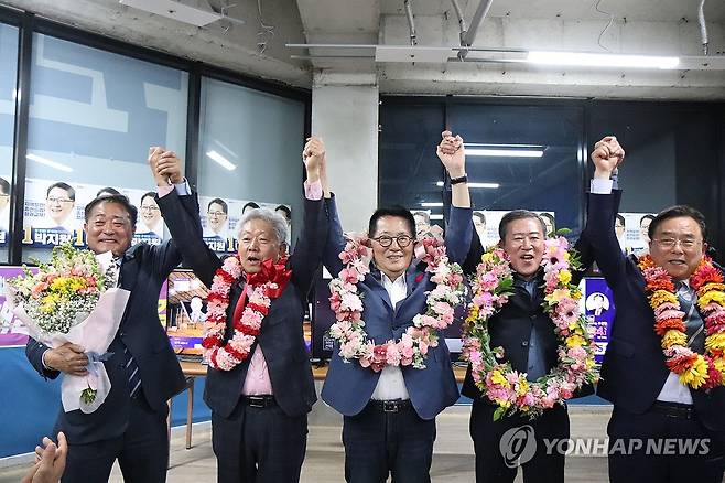 환호하는 박지원 당선인 (해남=연합뉴스) 더불어민주당 전남 해남·완도·진도 박지원 후보가 10일 오후 전남 해남군 선거사무소에서 당선이 확정되자 환호하고 있다. 2024.4.10 [박지원 당선인 제공. 재판매 및 DB 금지] areum@yna.co.kr