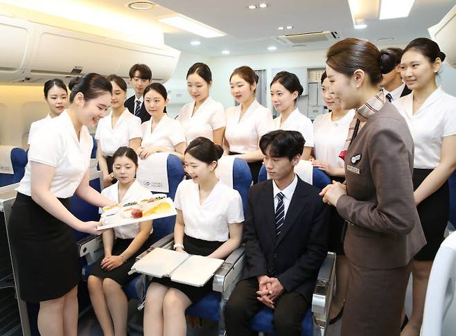 아시아나항공이 11일 서울 종로구 종로산업정보학교에서 항공서비스학과 고등학생 20명을 대상으로 직업강연 프로그램인 ‘색동나래교실’을 진행하고 있다. (사진=아시아나항공)