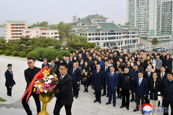 ‘조중친선의 해’ 개막식 합동공연에 참가차 방북 중인 중국예술단이 지난 10일 우의탑에 꽃바구니를 진정했다고 조선중앙통신이 11일 보도했다.(사진=조선중앙통신, 연합뉴스)