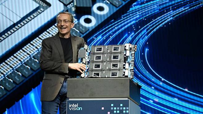 팻 겔싱어 인텔 CEO가 9일(현지시간) 미국 피닉스에서 열린 인텔 비전 2024에서 가우디3 AI 가속기를 소개하고 있다. (사진=인텔)