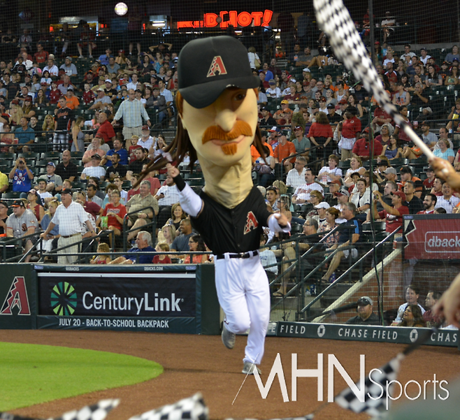 (애리조나 구단은 살아 있는 '전설' 존슨을 기념하기 위해 홈경기 중간에 '애리조나 전설' 달리기 이벤트를 진행하고 있다)