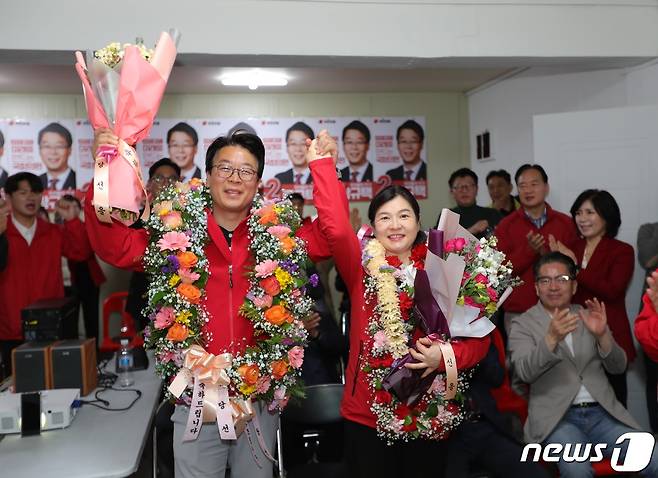 10일 오후 곽규택 국민의힘 부산 서동구 후보가 제22대 총선에서 당선을 확정지으며 기념촬영을 하고 있다.(곽규택 캠프 제공)