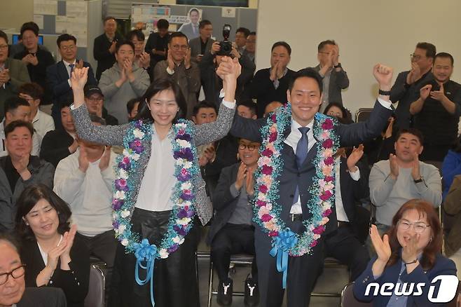 제22대 국회의원 선거 제주시을 선거구에서 재선에 성공한 김한규 더불어민주당 후보(49)가 11일 오전 제주시 이도2동 소재 선거사무실에서 취재진과 인터뷰를 하고 있다.(제주도사진기자회)2024.4.11./뉴스1 ⓒ News1 오미란 기자