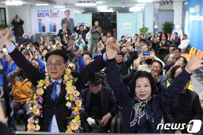 동·미추홀갑 허종식 민주당 후보가 11일 오전 당선이 확실시 된다는 보도를 보고 환호하고 있다.(허종식 캠프 제공) ⓒ News1 강남주 기자