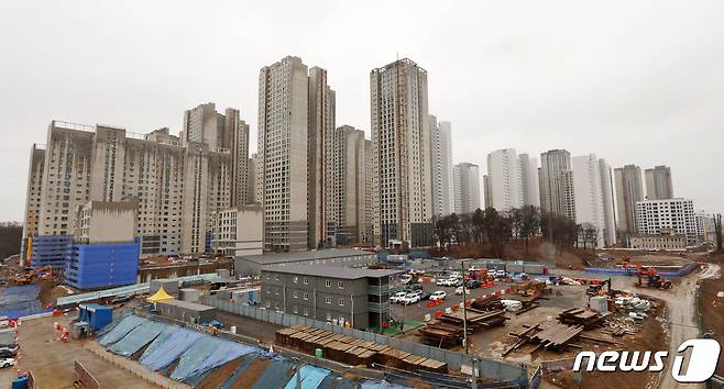 지난 2월 강동구 둔촌동 둔촌주공 재건축(올림픽파크포레온) 건설현장의 모습. 2024.2.21/뉴스1 ⓒ News1 장수영 기자