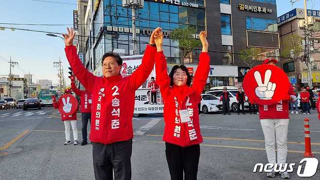 송석준 후보가 부인과 함께 거리에서 선거운동을 하고 있는 모습.(당선인측 제공)