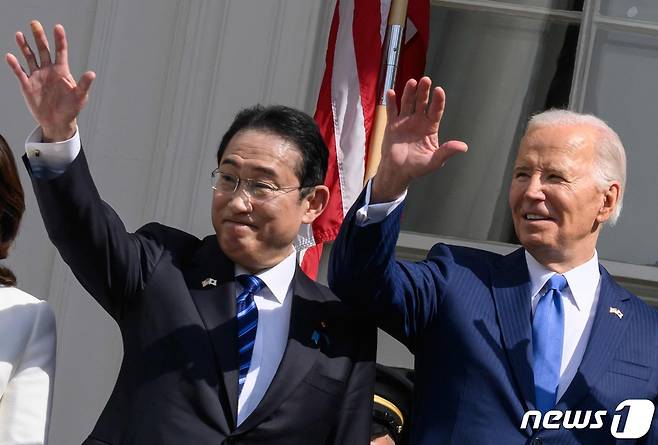 조 바이든 미국 대통령이 10일(현지시각) 워싱턴 백악관 발코니에서 국빈 방문한 기시다 후미오 일본 총리와 손을 흔들고 있다. 2024. 4. 11 ⓒ AFP=뉴스1 ⓒ News1 우동명 기자