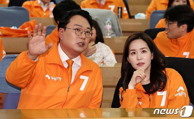 이주영, 천하람 개혁신당 총괄선거대책위원장이 10일 오후 서울 여의도 국회의원회관에 마련된 제22대 국회의원선거 개표 상황실에서 개표 방송을 지켜보고 있다. 2024.4.10/뉴스1 ⓒ News1 구윤성 기자