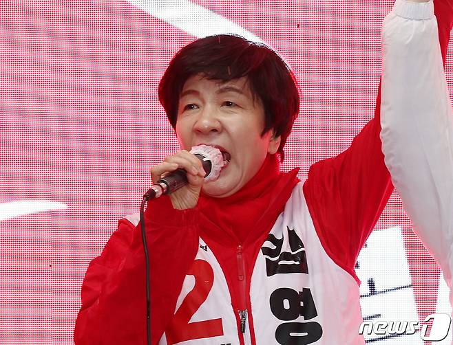 제22대 국회의원선거 서울 영등포구갑에 출마한 김영주 국민의힘 후보가 29일 오전 서울 영등포구 영진시장삼거리에서 유권자들에게 인사하고 있다. 2024.3.29/뉴스1 ⓒ News1 구윤성 기자