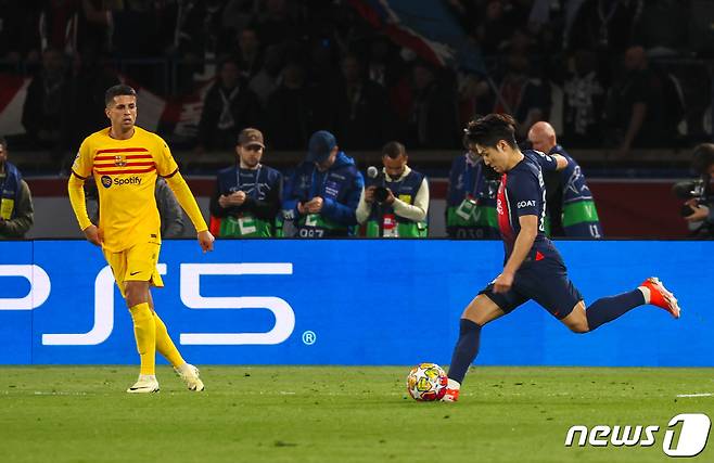 파리 생제르맹(PSG)의 이강인(19)이 10일(현지 시간) 프랑스 파리 파르크 데 프랭스에서 열린 FC 바르셀로나(스페인)와의 유럽축구연맹(UEFA) 챔피언스리그(UCL) 8강 1차전 경기에서 골문을 향해 슈팅하고 있다. 2024.4.11/뉴스1 ⓒ News1 이준성 기자