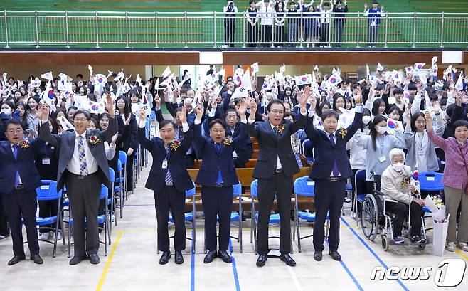 강기정 광주시장이 11일 오전 북구 숭일고등학교에서 열린 '제105주년 대한민국임시정부수립 기념식'에 참석해 광복회원, 학생 등과 만세삼창을 하고 있다.(광주시 제공)2024.4.11/뉴스1