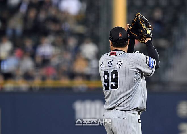 한화 이글스 류현진이 11일 잠실구장에서 열린 2024 KBO리그 두산 베어스와 경기 3회말 1사 두산 김대한의 타구를 잡아낸 우익수 페라자를 향해 박수를 보내고 있다. 잠실 | 박진업 기자 upandup@sportsseoul.com