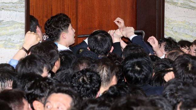 2019년 4월 26일 새벽 국회 의안과 사무실 앞에서 더불어민주당과 국회사무처 관계자들이 선거법 개정안 등 ‘패스트트랙 법안’을 제출하기 위해 진입을 시도하고 있다. /조선DB