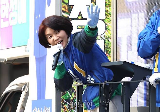 한정애 더불어민주당 강서병 국회의원 후보가 지난 6일 오후 서울 강서구 화곡동 일대에서 유세차량에 올라 지지를 호소하고 있다.ⓒ데일리안 방규현 기자