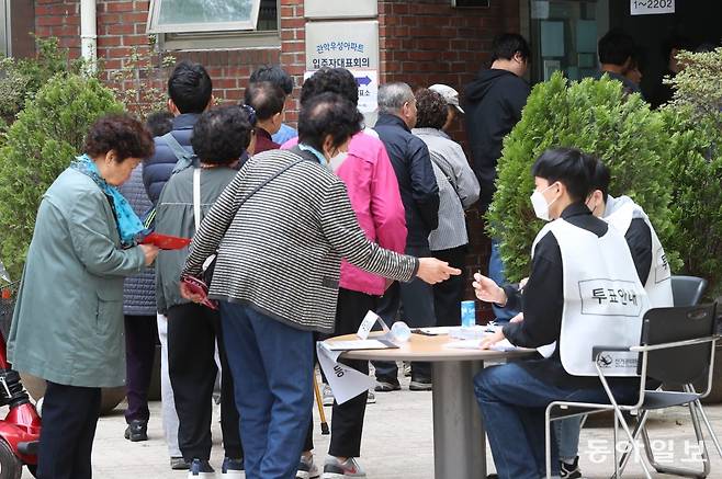 10일 오전 서울 관악구 관악우성아파트 투표소 앞에서 투표 사무원이 유권자의 신분증을 1차로 확인하는 등 안내 업무를 하고 있다. 변영욱 기자 cut@donga.com