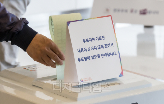 22대 국회의원 선거 투표일인 10일 서울 광진구 기아자동차 대공원대리점에 마련된 능동제3투표소에서 시민들이 투표를 하고 있다. 박동욱기자 fufus@