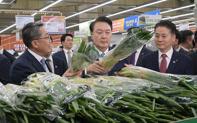 2024년 3월18일 윤석열 대통령은 서울 강남구 양재하나로마트에서 한 단에 875원으로 극히 저렴한 대파를 두고 “가격이 합리적”이라고 말했다가 시민들의 엄청난 분노를 일으켰다. 대통령실사진기자단
