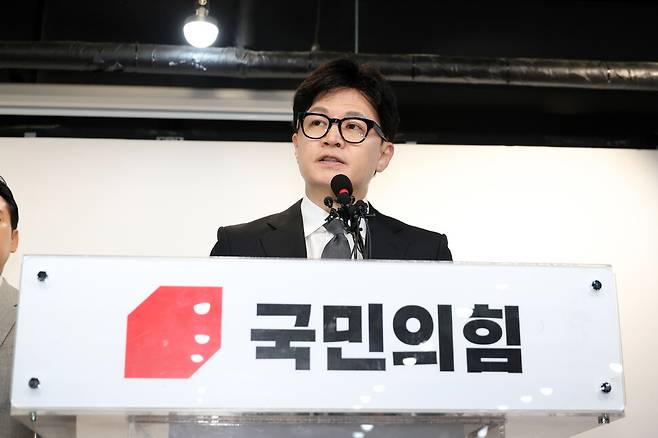 한동훈 국민의힘 비상대책위원장이 11일 서울 여의도 국민의힘 당사에서 제22대 국회의원 선거 관련 입장 발표하고 있다. 강창광 선임기자 chang@hani.co.kr