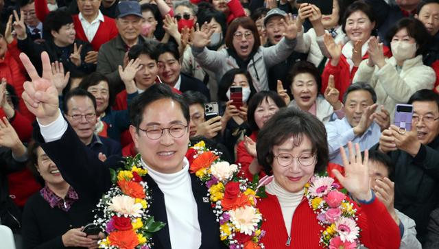 제22대 국회의원 선거 박수영 국민의힘 부산 남구 후보가 10일 밤 자신의 선거사무소에서 박재호 더불어민주당 후보를 제치고 당선이 확실시되자 꽃목걸이를 걸고 환호하고 있다. 부산=뉴시스