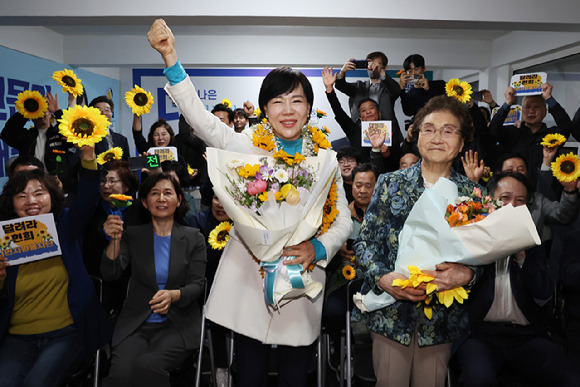 전현희 더불어민주당 중구·성동구갑 후보가 11일 서울 성동구 왕십리로에 마련된 선거사무실에서 당선이 확실시되자 어머니와 함께 환호하고 있다. [사진=뉴시스]