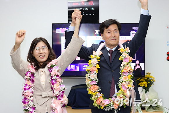 (오른쪽부터) 국민의힘 안병구 경남 밀양시장 당선인이 10일 오후 당선이 확정된 뒤 배우자 이미숙 씨와 함께 당선 꽃목걸이를 목에 걸고 기뻐하고 있다. [사진=임승제 기자]