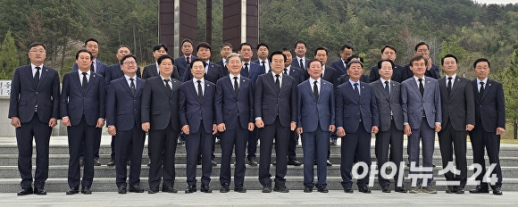 국민의힘 박상웅 당선인(가운데)이 경남 의령·함안·창녕군수를 비롯해 지역 도·시·군의원들과 함께 밀양아리랑대공원 충효탑을 참배하고 기념촬영을 하고 있다. [사진=독자 제공]