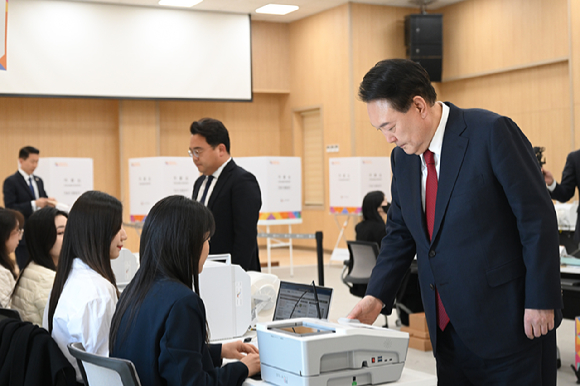 윤석열 대통령이 5일 부산 명지동 행정복지센터에서 제22대 국회의원선거 사전투표를 하며 투표함에 용지를 투입하고 있다 [사진=대통령실]