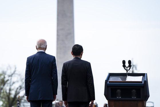 조 바이든 미국 대통령과 기시다 후미오 일본 총리가 10일 미국 워싱턴 DC 백악관 남쪽 잔디밭에서 열린 공식 환영식에 나란히 서 있다. 기시다 총리의 이번 방미는 일본 총리로는 9년만에 이뤄진 국빈방문이다. 연합뉴스