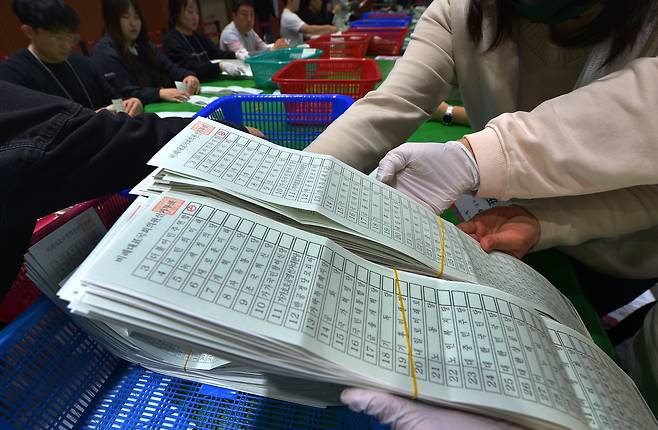 제22대 국회의원선거 본 투표가 모두 끝난 10일 밤 대전 중구 한밭체육관에 마련된 개표소에서 개표사무원들이 유권자들이 기표한 투표용지를 분류작업 하고 있다. 프리랜서 김성태