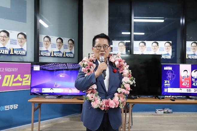 박지원 더불어민주당 전남 해남·완도·진도 후보가 10일 오후 전남 해남군 선거사무소에서 당선이 확정되자 소감을 밝히고 있다. 선거캠프 제공