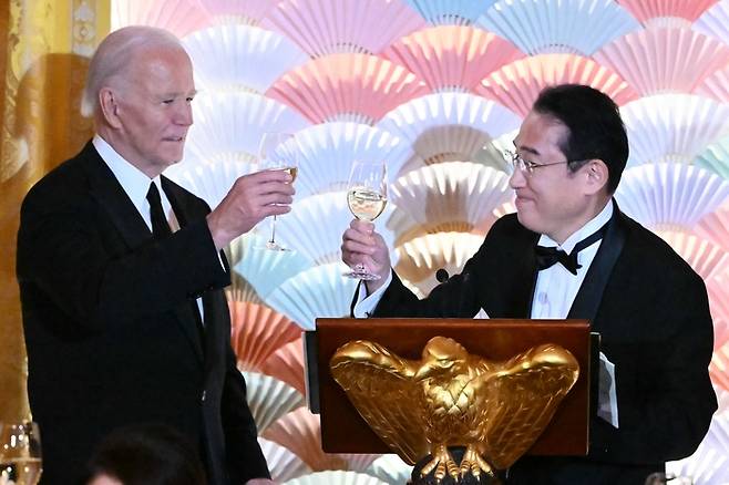 10일(현지시간) 조 바이든 미국 대통령(왼쪽)과 기시다 후미오 일본 총리가 미국 워싱턴 백악관에서 열린 저녁 만찬에서 술잔을 들고 있다. AFP연합뉴스