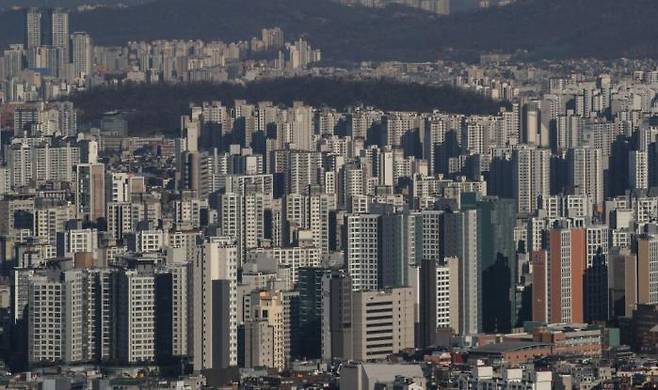 A view of an apartment complex in central Seoul from Namsan, Jung-gu, Seoul. By Donghoon Sung