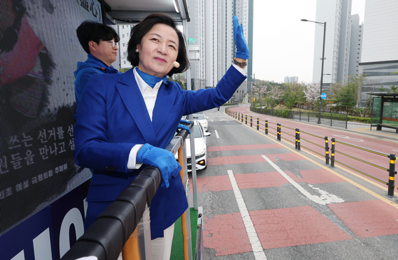 Democratic Party’s Choo Mi-ae waves to residents in Hanam, Gyeonggi, after claiming a victory for the district on Thursday. [NEWS1]