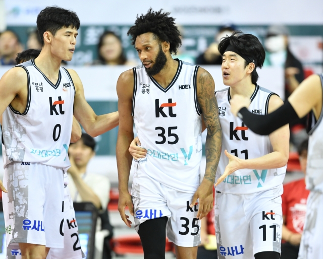 수원 KT 패리스 배스(가운데). KBL 제공