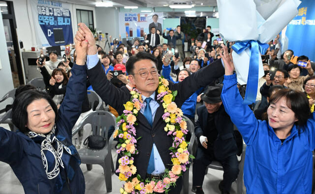 인천 동구·미추홀구갑에 출마한 더불어민주당 허종식 후보가 10일 인천 미추홀구 주안동 선거사무소에서 지지자들과 환호하고 있다. 조병석기자