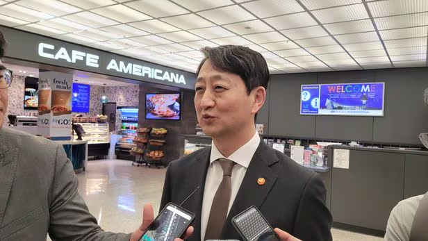 S. Korea‘s Industry Minister Ahn Duk-geun arrives at Dulles International Airport near Washington, Apr. 10, 2024. [Photo by Yonhap]