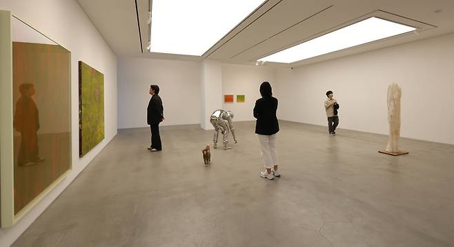 스위스 출신 작가 이브 셰러의 개인전이 진행 중인 서울 종로구의 갤러리 페레스프로젝트 서울 전경. 이충우 기자