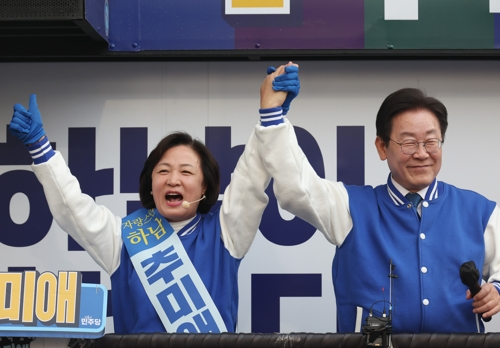 이재명 더불어민주당 대표가 지난 7일 하남시 위례스타필드시티 앞에서 추미애 후보와 손을 맞잡고 있다. [사진출처=연합뉴스]