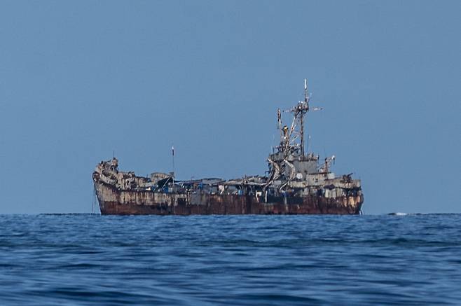 남중국해에 정박해 있는 필리핀의 군함 '시에라마드레'.  블룸버그