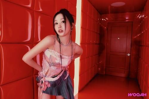 우아 멤버 소라의 사소한 모든 것을 살펴본다. 사진 = SSQ엔터테인먼트