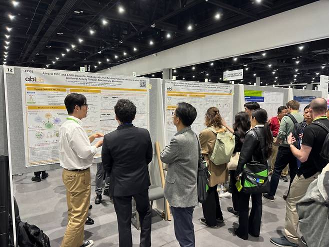 에이비엘바이오는 지난 5~10일(현지시간) 개최된 미국암학회(AACR) 2024에서 신규 이중항체 면역항암제 ABL112 및 ABL407의 포스터 발표를 성황리에 마무리했다고 11일 밝혔다. 사진은 AACR 2024 현장. /사진제공=에이비엘바이오